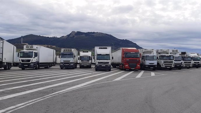 Camiones aparcados en Orejo, en el polígono de Cudeyo, en el centro logístico de supermercados Lupa