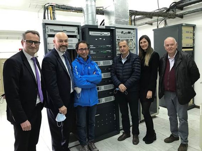Inauguración del nuevo centro emisor de Catalunya Rdio con el director de la emisora, Saül Gordillo y el alcalde de Vandells y Hospitalet de l'Infant, Alfons Garcia