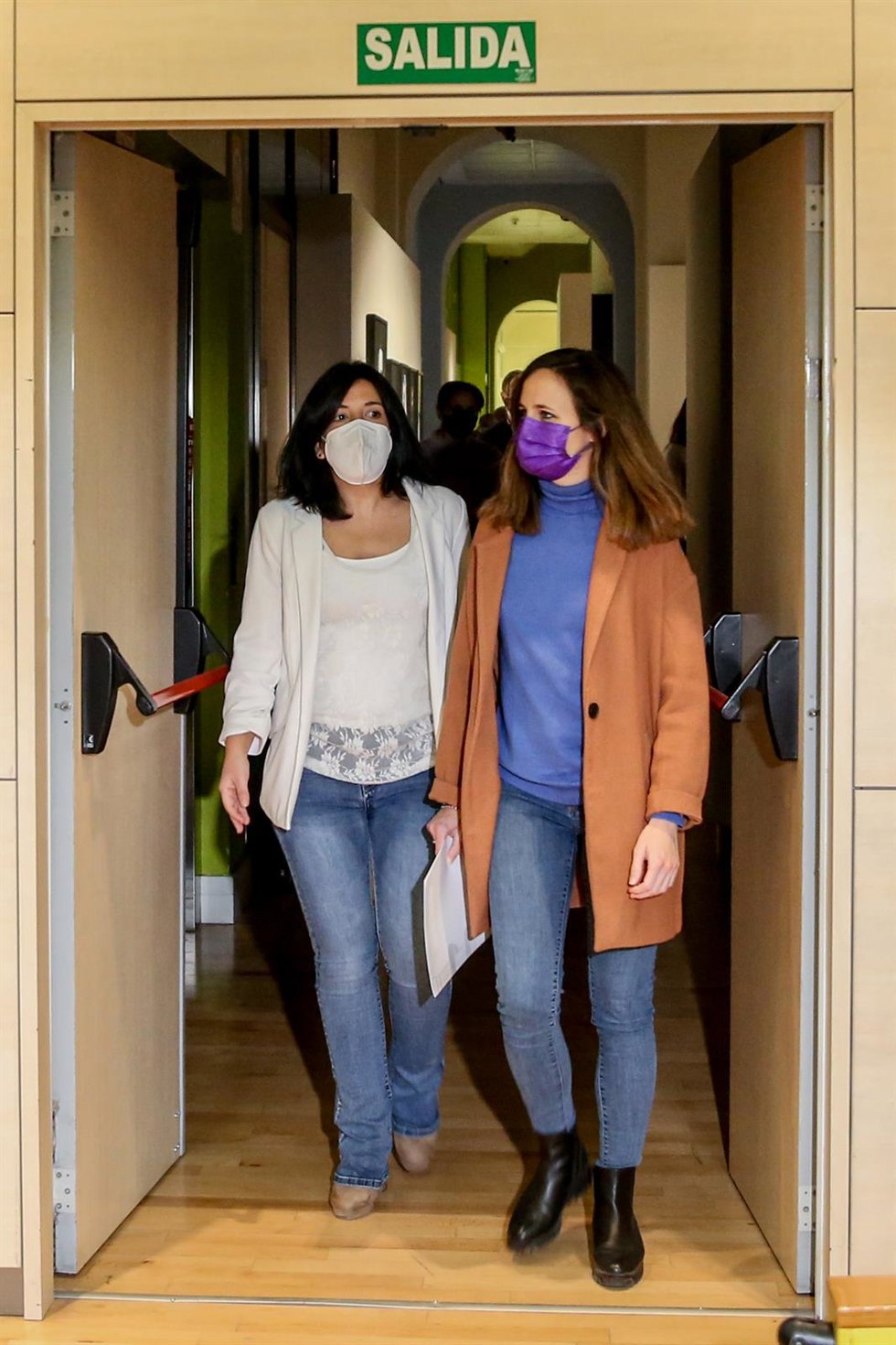 La secretaria general de Podemos y ministra de Derechos Sociales, Ione Belarra (d), y la secretaria de Internacional y eurodiputada de Podemos, Idoia Villanueva (i), a su llegada a la presentación del libro 'Una nueva agenda para el Mediterráneo'
