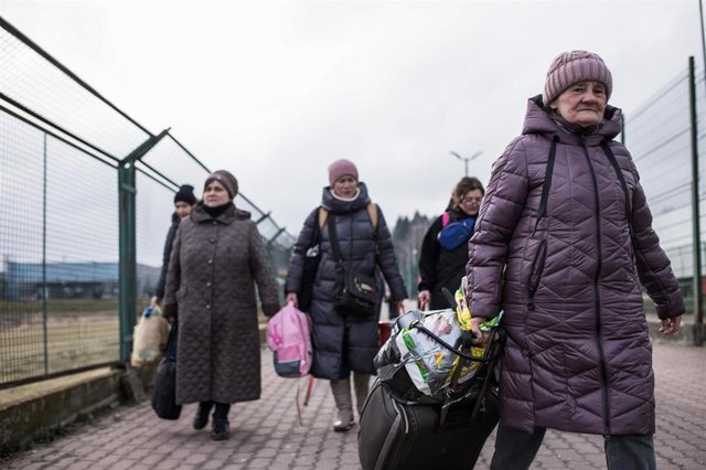 Refugiados ucranianos llegan a Polonia. 