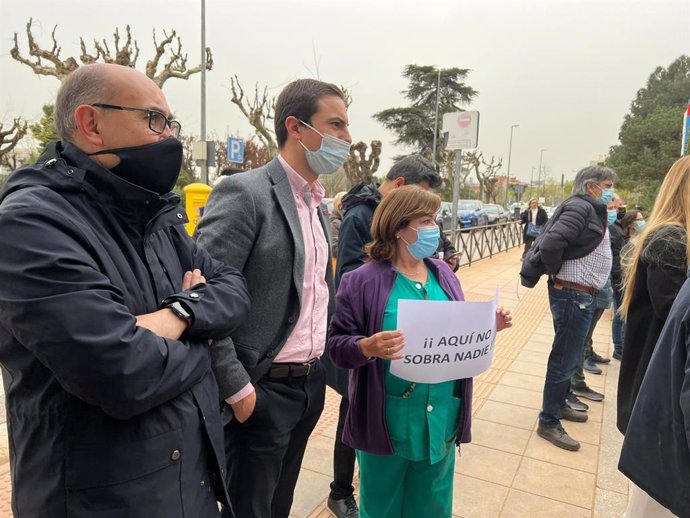 El secretario general del PSOE-M, Juan Lobato, acompaña a los trabajadores sanitarios del Hospital 12 de octubre en una reivindicación.