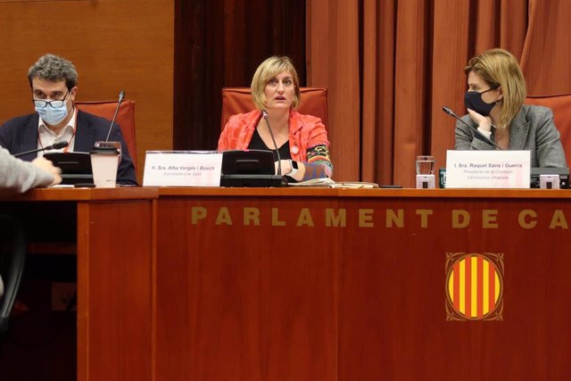 La exconsellera de Salud Alba Vergés, en el centro, en comisión parlamentaria