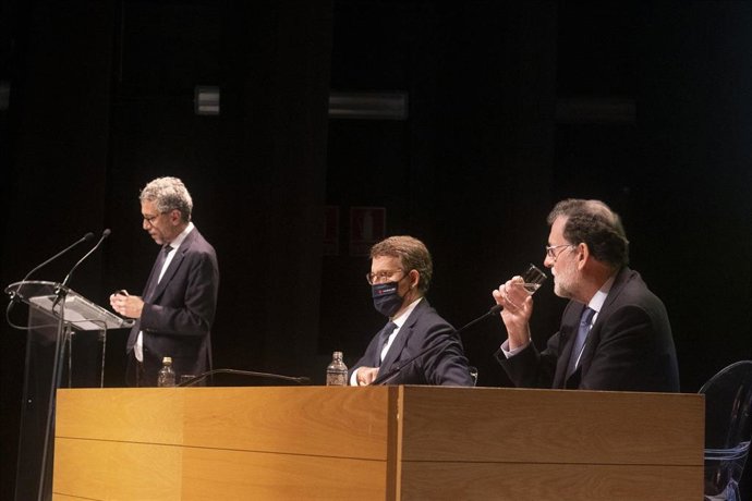 Archivo - El expresidente del Gobierno Mariano Rajoy (d) y el presidente de la Xunta de Galicia Alberto Núñez Feijóo (c), en la presentación del libro Política para adultos. en el Auditorio Abanca, a 3 de diciembre de 2021, en Santiago de Compostela