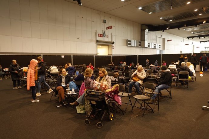 14 March 2022, Belgium, Brussels: Ukraine refugees wait for their turn at a registration center in the Palace 8 hall at the Brussels Expo. The government of Belgium opened the center to allow Ukrainians who fled their country in the wake of the Russian 
