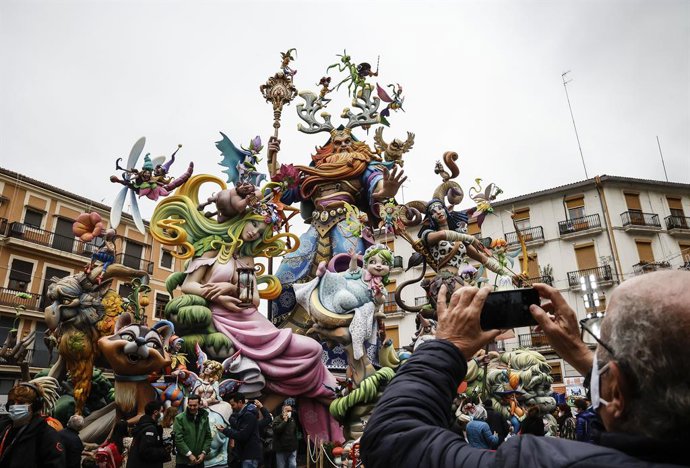 Un hombre fotografía la Falla Convento-Jerusalén, una de las Fallas 2022 lista tras la plantá, a 16 de marzo de 2022, en Valencia, Comunidad Valenciana, (España). Esta falla contiene ninots del Rey emérito Juan Carlos junto a un jeque árabe en camello. 