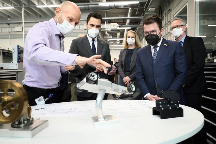 El president de la Generalitat, Pere Aragons, al costat del conseller Roger Torrent en la visita a la multinacional tecnolgica Freudenberg Group durant el viatge institucional que est fent a Alemanya, a 16 de mar de 2022.