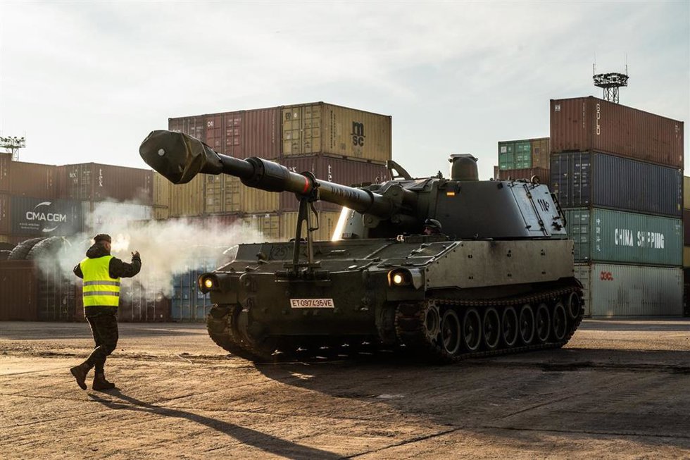 Material del Ejército de Tierra descargando en el puerto de Riga (Letonia)