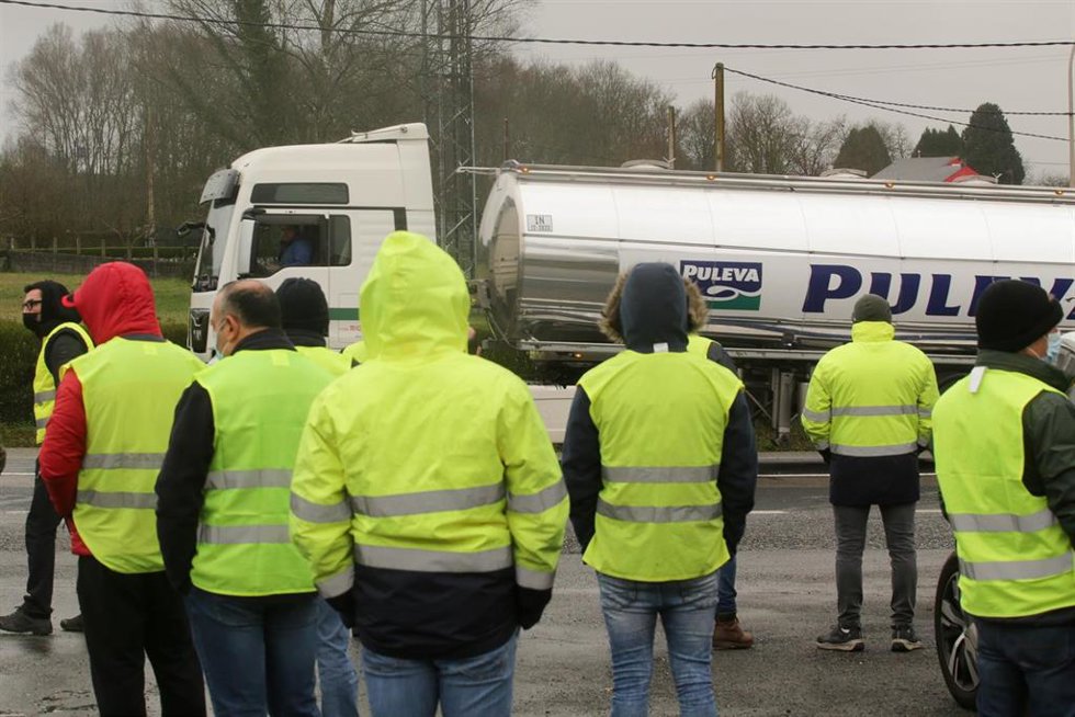 Transportistas forman piquetes en la carretera N-VI en el tercer día de huelga indefinida del transporte de mercancías