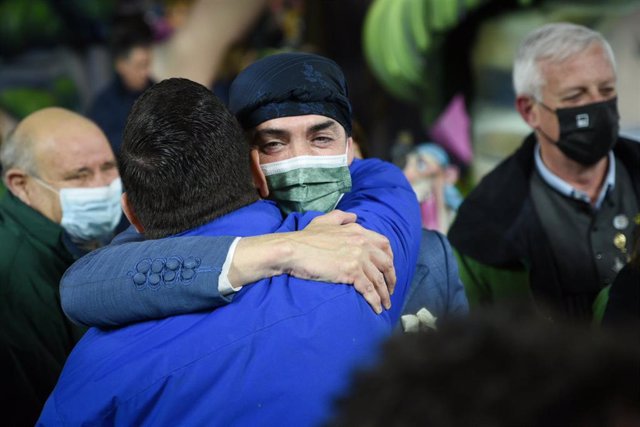 Abrazos entre los falleros de Convento Jerusalén tras ganar el primer premio de Sección Especial