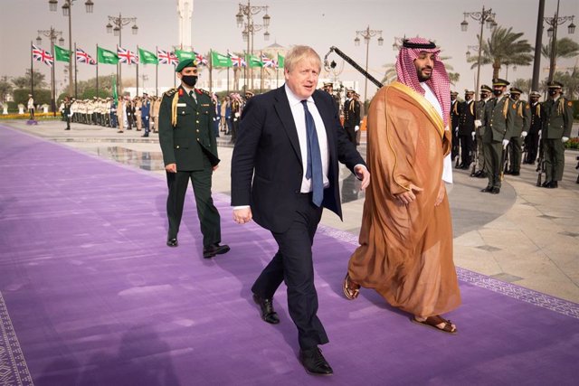 El primer ministro de Reino Unido, Boris Johnson (I), junto con el príncipe heredero de Arabia Saudí, Mohamed bin Salman (D) en la capital saudí, Riad