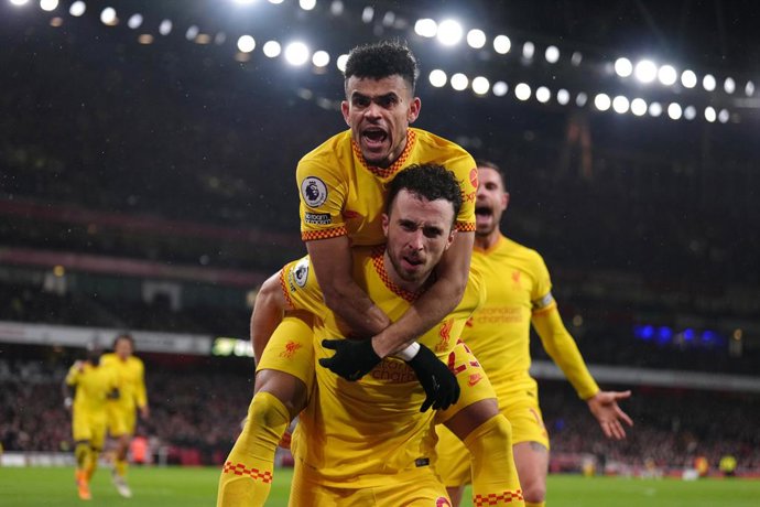 16 March 2022, United Kingdom, London: Liverpool's Diogo Jota celebrates scoring his side's first goal with team mates during the English Premier League soccer match between Arsenal and Liverpool at the Emirates Stadium. Photo: John Walton/PA Wire/dpa