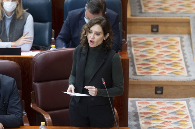 La presidenta de la Comunidad de Madrid, Isabel Díaz Ayuso, interviene en una sesión plenaria en la Asamblea de Madrid, a 17 de marzo de 2022, en Madrid (España). 