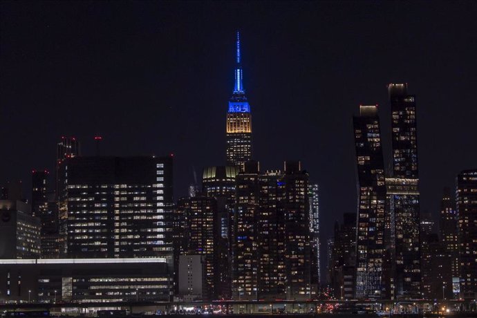 El Empire State Building iluminado con la bandera de Ucrania