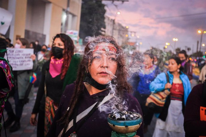 08 March 2022, Ecuador, Quito: A woman holds an incense chandelier during a march through the city centre to mark International Women's Day. Photo: Juan Diego Montenegro/SOPA Images via ZUMA Press Wire/dpa