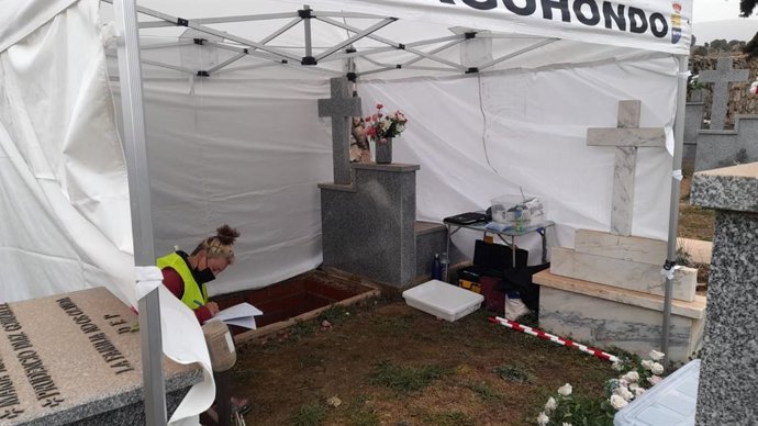 Trabajo de la Armhex en el cementerio de Burgohondo (Ávila)