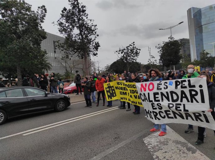 Los manifestantes cortan la Ronda Litoral de Barcelona en apoyo a la huelga educativa.