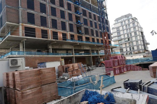 Archivo - Materiales de construcción en una obra, a 11 de febrero de 2022, en Madrid