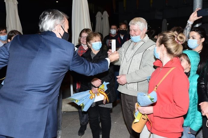 El alcalde de Zaragoza, Jorge Azcón, recibe a los ucranianos.