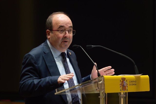 El ministro de Cultura y Deporte, Miquel Iceta, comparece en el Auditorio Ministerio de Inclusión, Seguridad Social y Migraciones, a 10 de marzo de 2022, en Madrid (España).