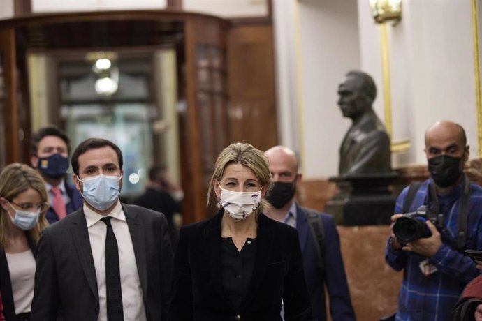 El ministro de Consumo, Alberto Garzón (2i), y la vicepresidenta segunda y ministra de Trabajo y Economía Social, Yolanda Díaz (3d), a su llegada a un pleno en el Congreso de los Diputados, a 15 de marzo de 2022, en Madrid (España). 