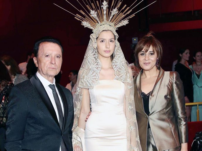 Archivo - Ana María Aldón y José Ortega Cano, posando con el diseño de la gaditana en su desfile en junio de 2018