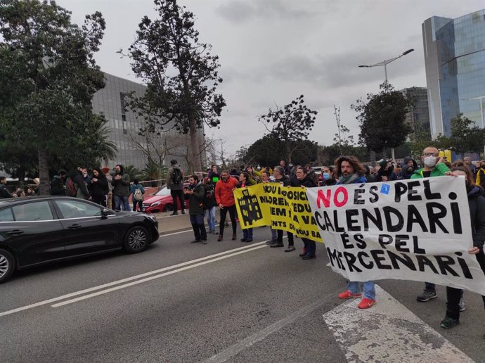 Els manifestants tallen la Ronda Litoral de Barcelona en suport a la vaga educativa.