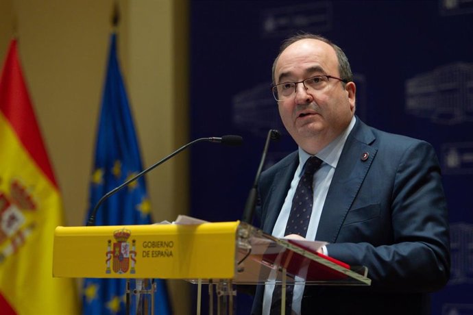 El ministro de Cultura y Deporte, Miquel Iceta, comparece en el Auditorio Ministerio de Inclusión, Seguridad Social y Migraciones, a 10 de marzo de 2022, en Madrid (España).  