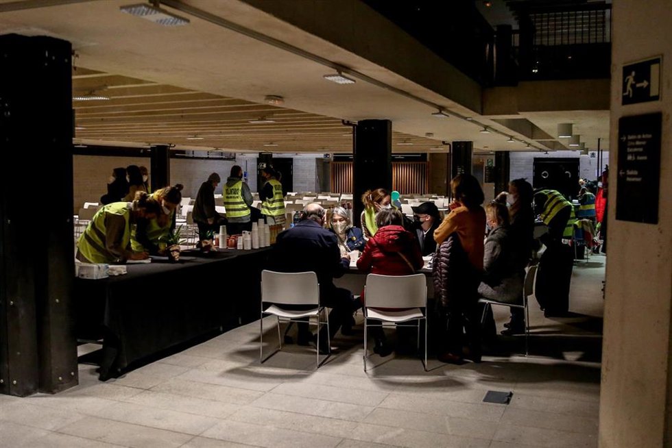 Varias personas ucranianas en el Colegio de Arquitectos de Madrid, a 16 de marzo de 2022, en Madrid (España).