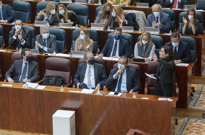 La presidenta de la Comunidad de Madrid, Isabel Díaz Ayuso, interviene en una sesión plenaria en la Asamblea de Madrid