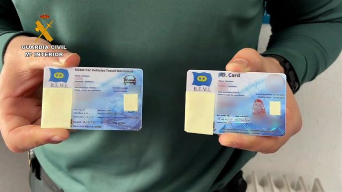 Propuesto para sanción tras identificarse ante los agentes de tráfico con un carné de conducir y un D.N.I de la "República Errante Menda Lerenda