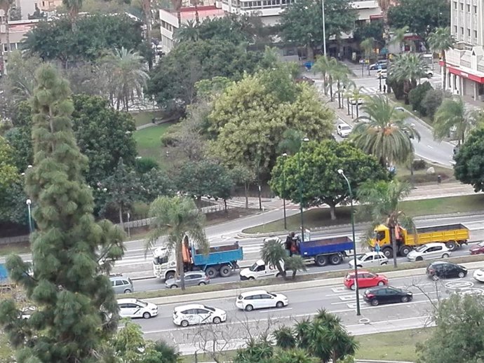 Caravana de camiones en la avenida de Andalucía de Málaga capital