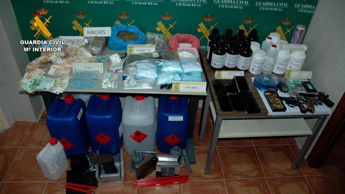 La Guardia Civil desarticula una organización criminal dedicada al tráfico de drogas dentro de la Operación Maviko.