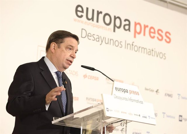 El ministro de Agricultura, Pesca y Alimentación, Luis Planas, interviene en un desayuno informativo de Europa Press 