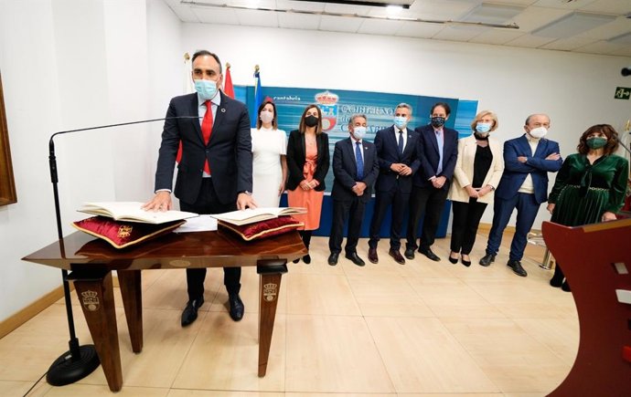 El nuevo consejero de Sanidad de Cantabria, Raúl Pesquera, toma posesión del cargo