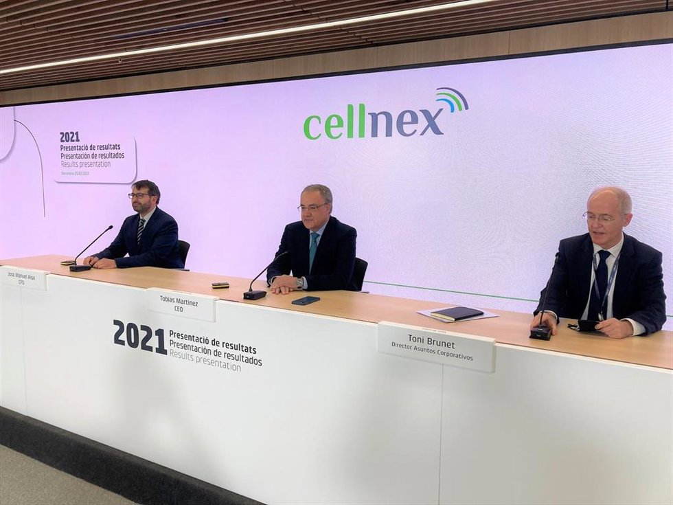 El consejero delegado de Cellnex, Tobias Martínez, junto al director financiero y de M&A, José Manuel Aisa, y al director de Asuntos Corporativos, Toni Brunet, en rueda de prensa