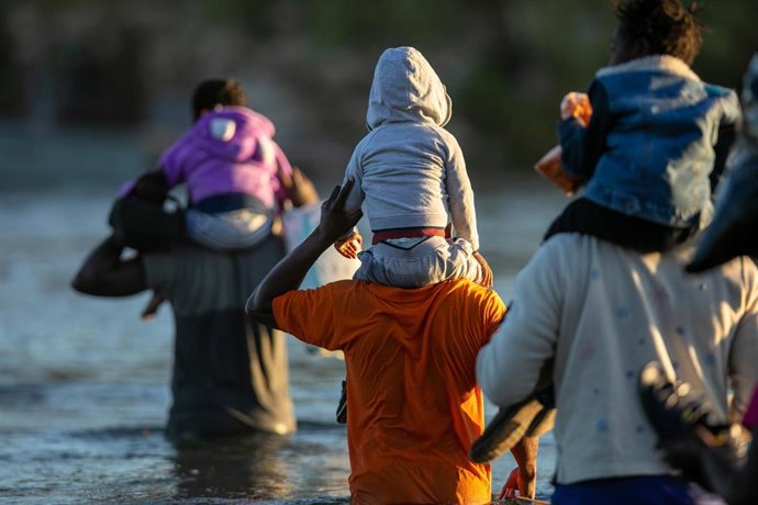 Archivo - Migrantes haitianos en Del Río, Texas, EEUU
