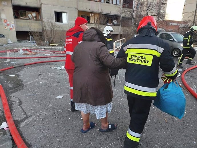 Una dona és evacuada després d'un bombardeig a Kíiv.