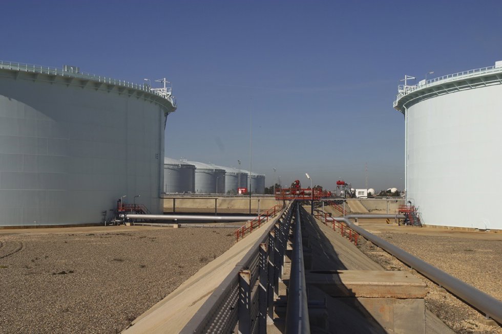 Archivo - Tanques de combustible en la Refinería 'La Rábida'