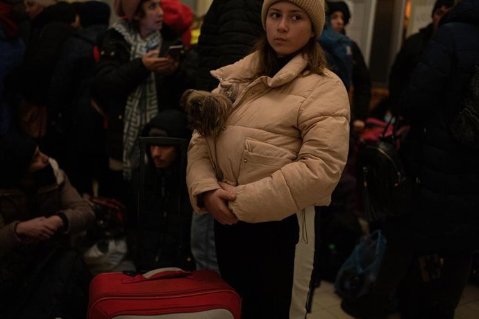 Una joven con su mascota en la estación de Przemysl, cinco días después del inicio de los ataques por parte de Rusia en Ucrania, en la madrugada del 28 de febrero al 1 de marzo de 2022, en Przemysl (Polonia). 