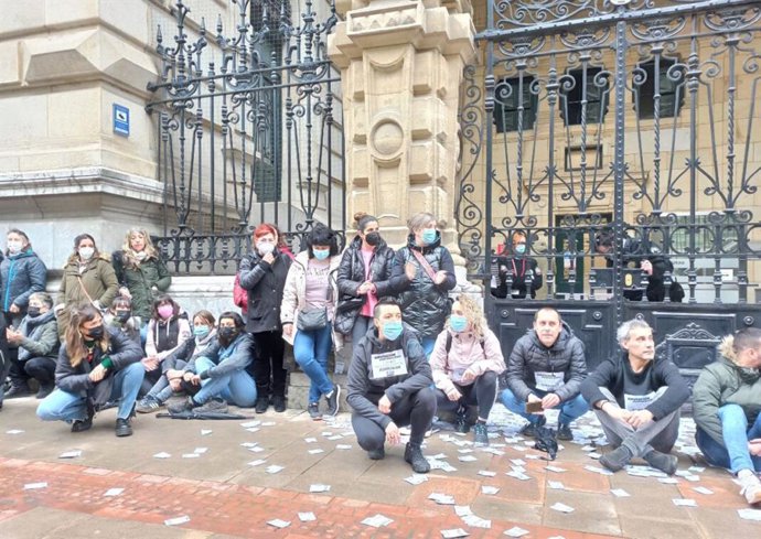 Sentada ante Diputación de trabajadoras residencias Bizkaia