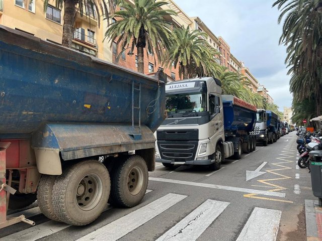 Caravana de trasportistas por el centro de Málaga