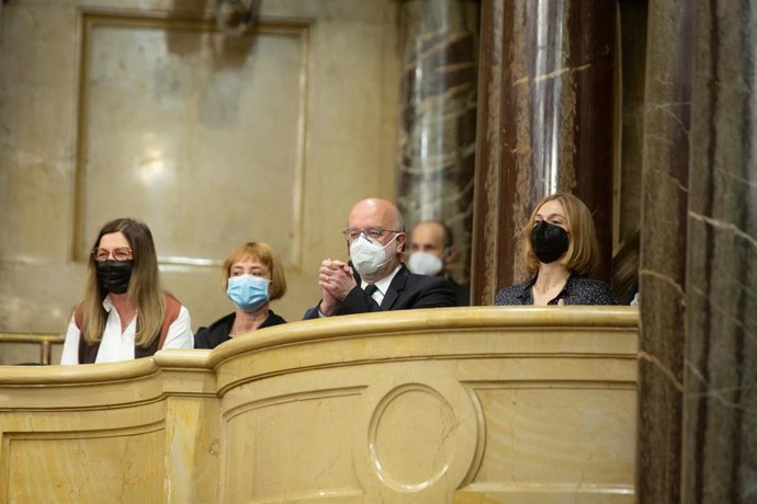 La nueva presidenta de la Corporació Catalana de Mitjans Audiovisuals (CCMA), Rosa Rom (1d), y los nuevos miembros del consejo de gobierno de la CCMA, Carme Figueres (1d), Lluís Garriga (2d), Gemma Ribas (2i), en el Parlament, a 9 de marzo de 2022