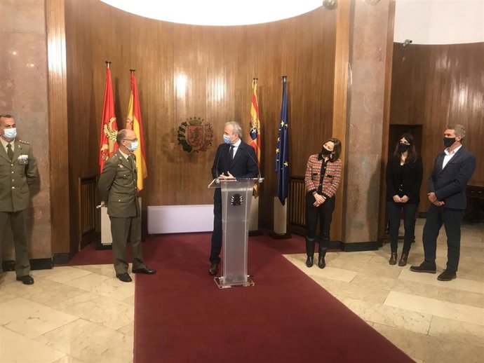 El alcalde de Zaragoza, Jorge Azcón; y el delegado de Defensa en Aragón, Conrado Cebollero, junto a la consejera municipal de Servicios Públicos y Movilidad, Natalia Chueca.