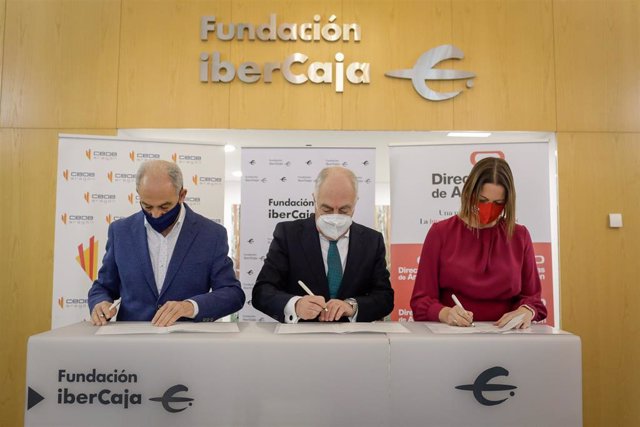 Miguel Marzo, presidente de la Confederación de Empresarios de Aragón; José Luis Rodrigo, director general de Fundación Ibercaja, y María Sasot, presidenta de la Asociación de Directivas de Aragón.