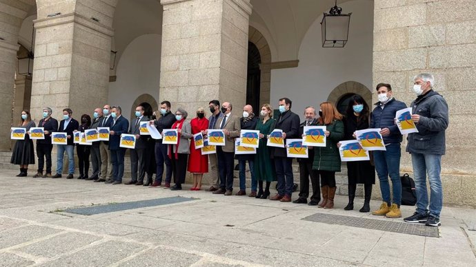 Concejales del Ayuntamiento de Cáceres en un minuto de silencio contra la guerra en Ucrania