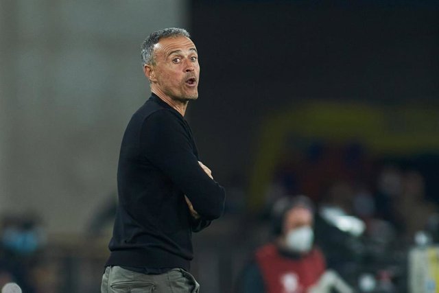 Archivo - El seleccionador nacional Luis Enrique Martínez durante el España-Suecia de clasificación para el Mundial de Catar 