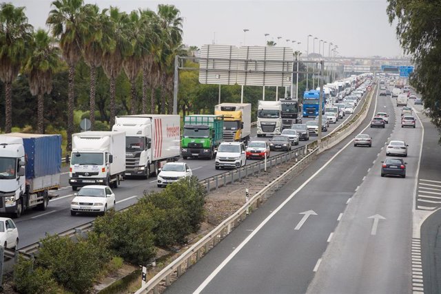 Imagen de archivo de una gran cantidad de camiones en una marcha lenta dentro de la huelga del sector de transportes.