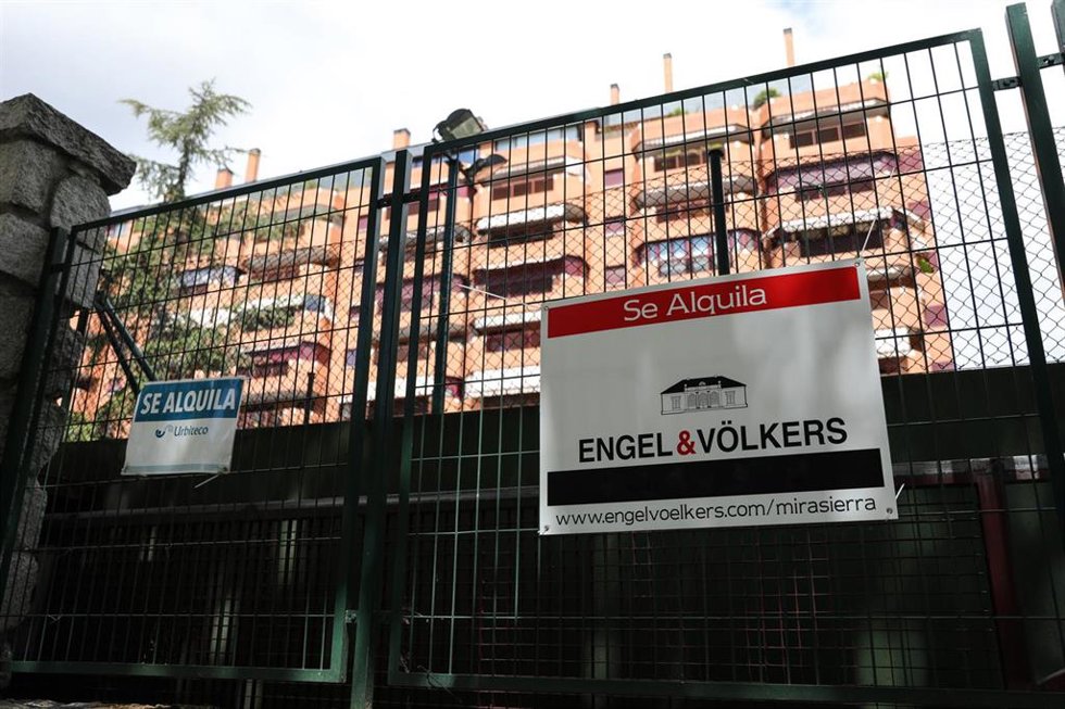 Archivo - En la valla de una urbanización, se ven colgados dos carteles de 'Se alquila', en una imagen de archivo.