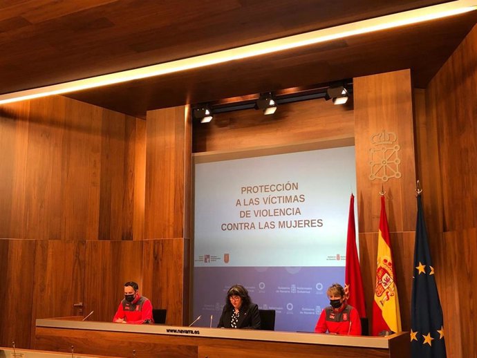 De izquierda a derecha: la directora gerente del INAI, Eva Istúriz; el jefe de área de investigación criminal de Policía Foral, Eduardo Sainz de Murieta; y la inspectora de la Brigada Asistencial de Policía Foral, Cristina Eseverri.