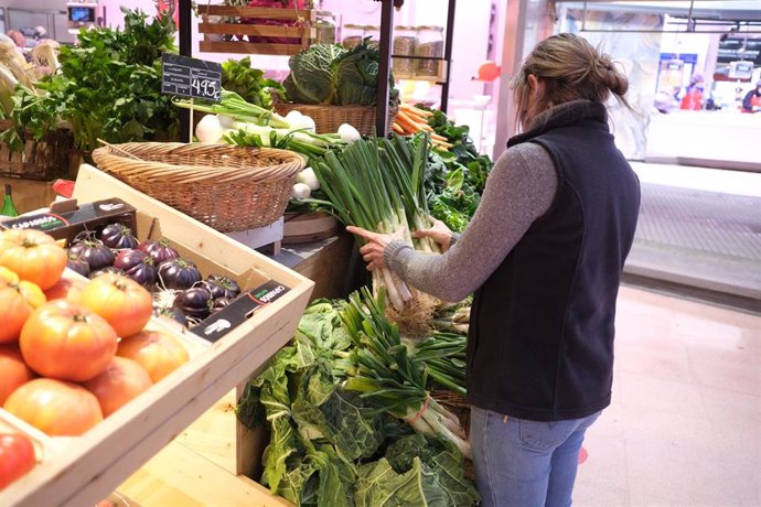 Archivo - Imagen de archivo de un puesto de verduras y frutas en un mercado